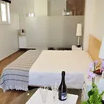 Sleep In בית הארחה *