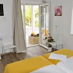 Sleep In בית הארחה *